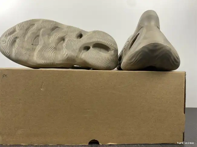 hype Stone RNNR Sage Adidas Foam Yeezy GX4472 0511